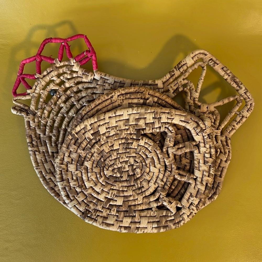VINTAGE Wicker Woven Rattan Chicken Rooster trivet holder with 4 trivets. 1970’s